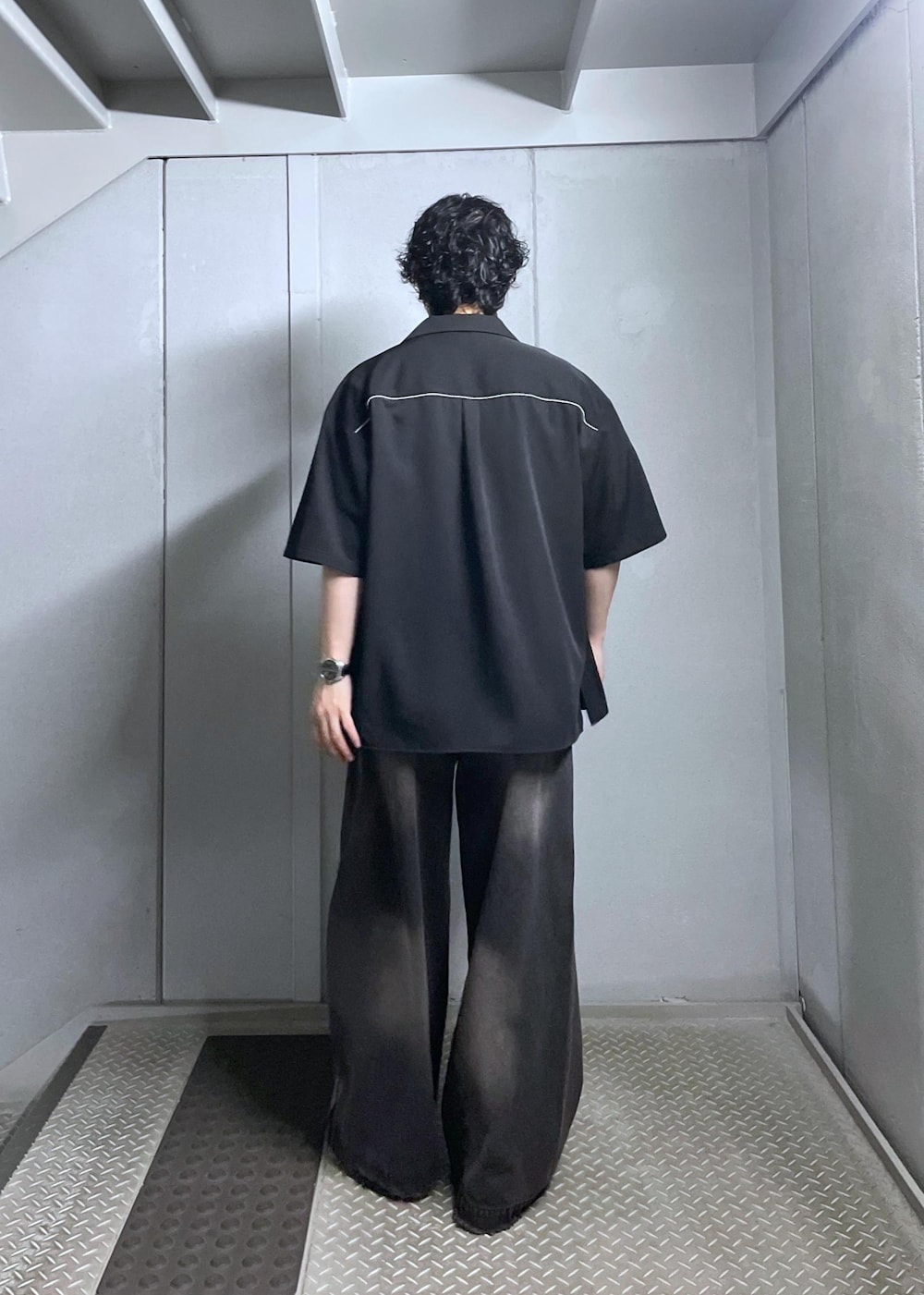 ブラック系のシャツ/ブラウス、ブラック系のデニムパンツを着用したメンズの春コーディネートの3枚目の写真