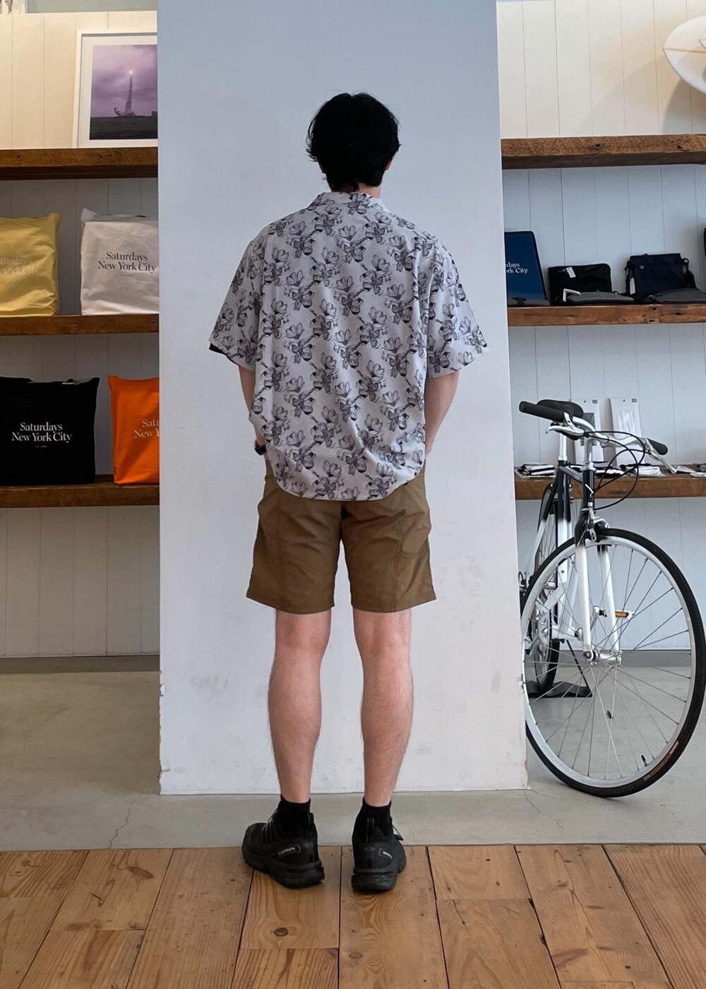 ホワイト系のシャツ/ブラウス、ブラウン系のその他パンツを着用したメンズの春コーディネートの5枚目の写真