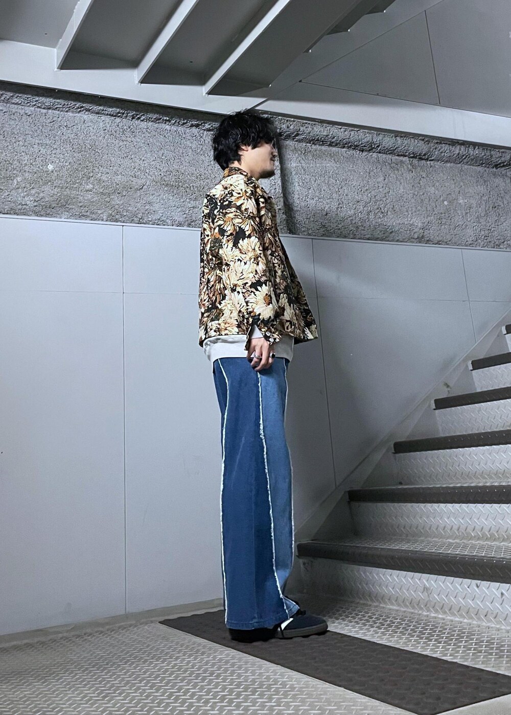 グレー系のスウェット、ベージュ系のブルゾンを着用したメンズの冬コーディネートの2枚目の写真