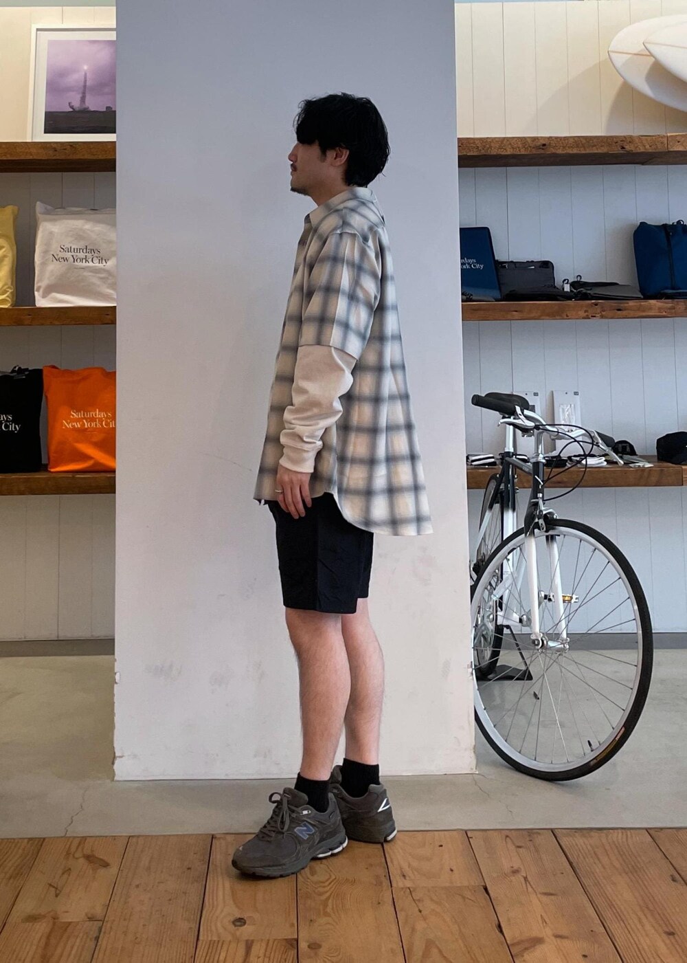 ホワイト系のTシャツ/カットソー、ブラック系のその他パンツ、ホワイト系のシャツ/ブラウスを着用したメンズの春コーディネートの2枚目の写真