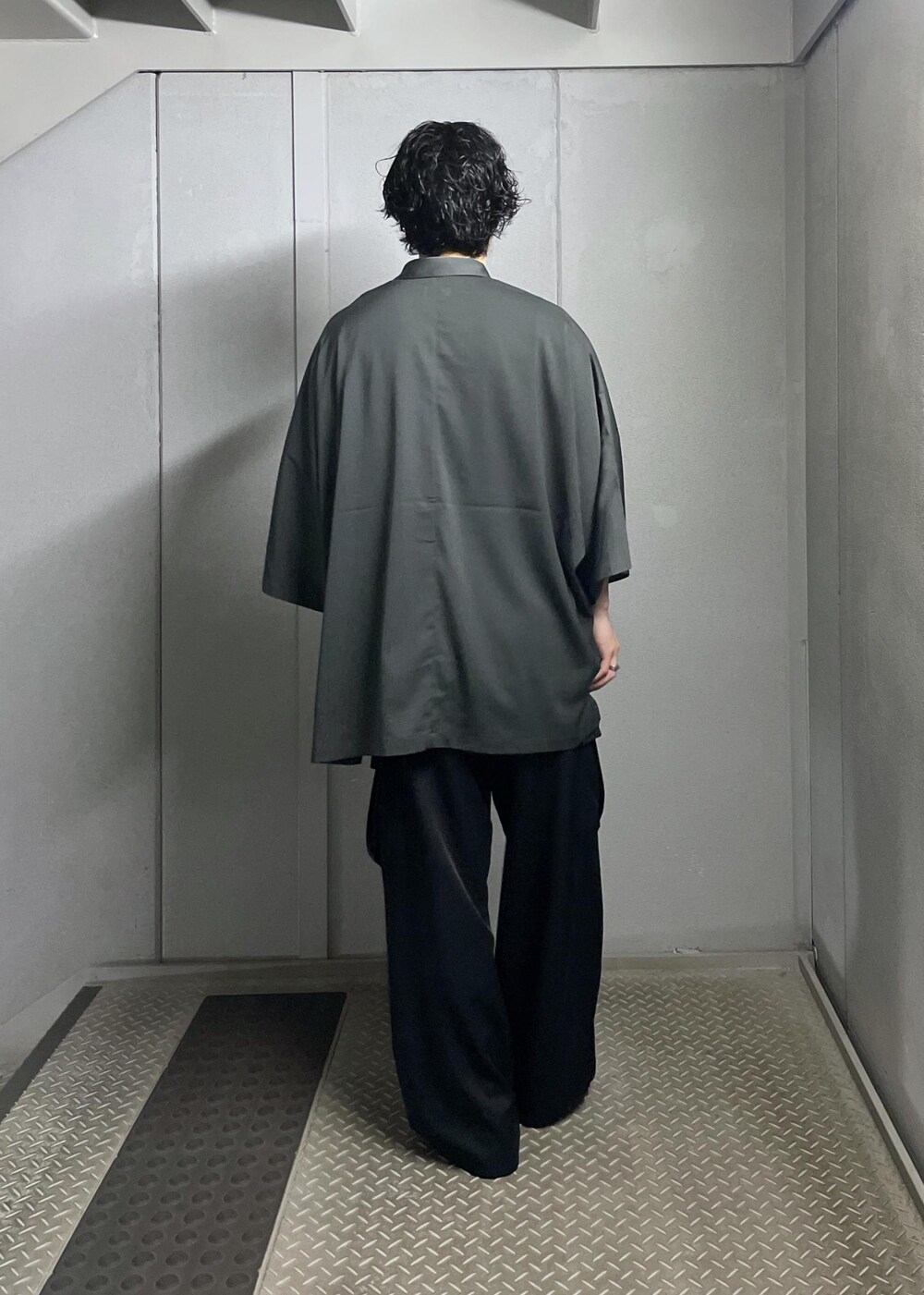 グレー系のシャツ/ブラウス、ブラック系のカーゴパンツを着用したメンズの夏コーディネートの3枚目の写真