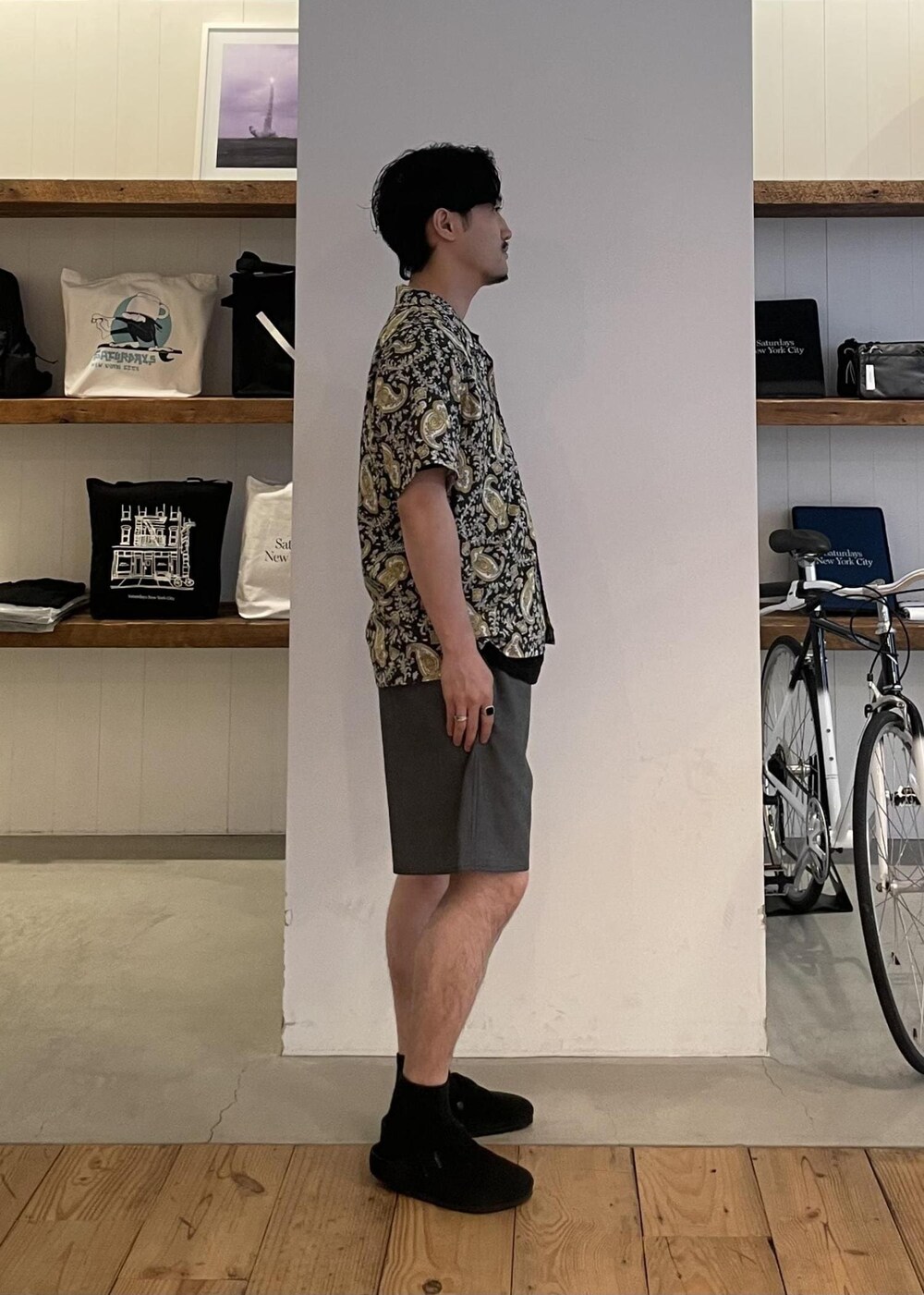グリーン系のシャツ/ブラウス、グレー系のその他パンツを着用したメンズの夏コーディネートの4枚目の写真