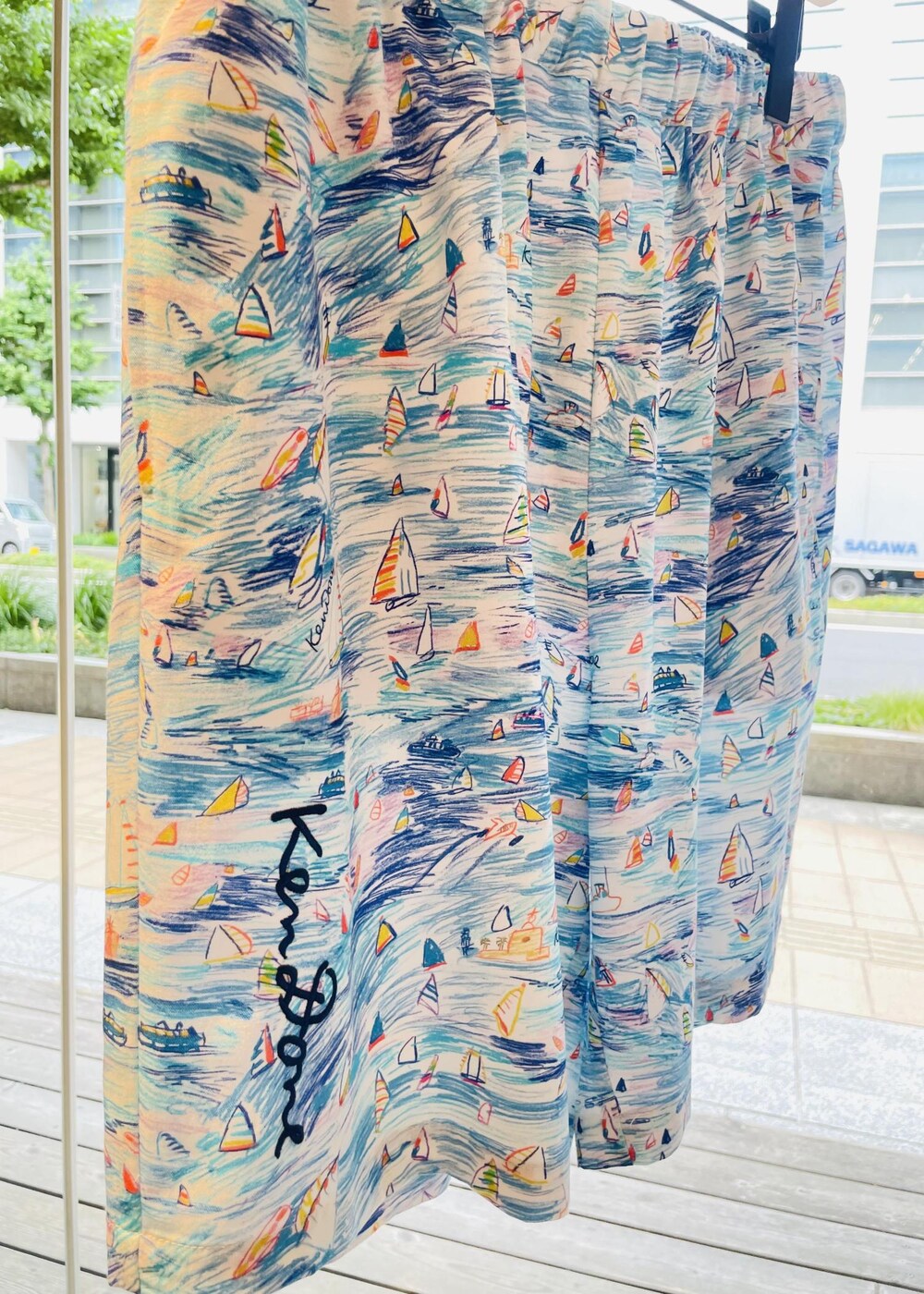 ホワイト系のTシャツ/カットソー、ブルー系のその他パンツを着用したメンズの春コーディネートの8枚目の写真