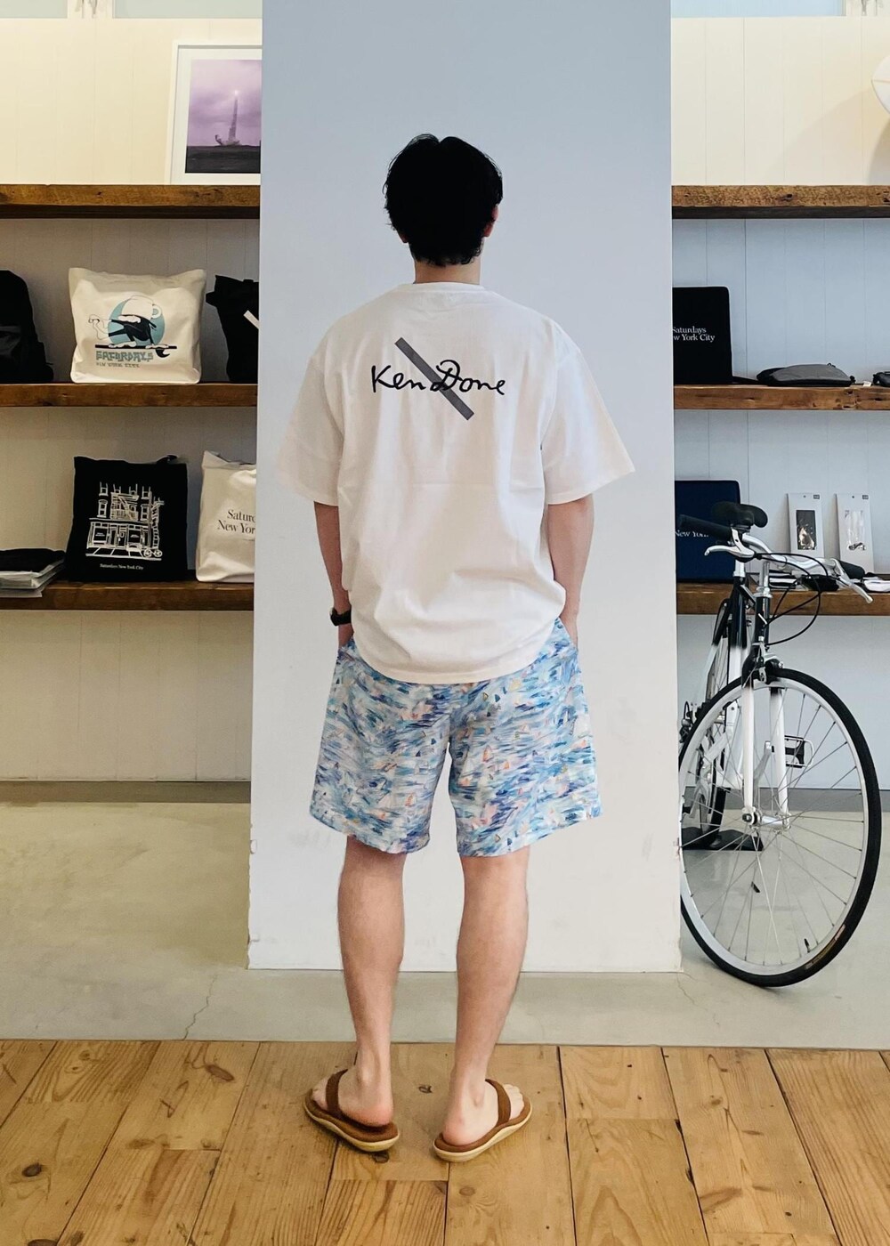 ホワイト系のTシャツ/カットソー、ブルー系のその他パンツを着用したメンズの春コーディネートの3枚目の写真
