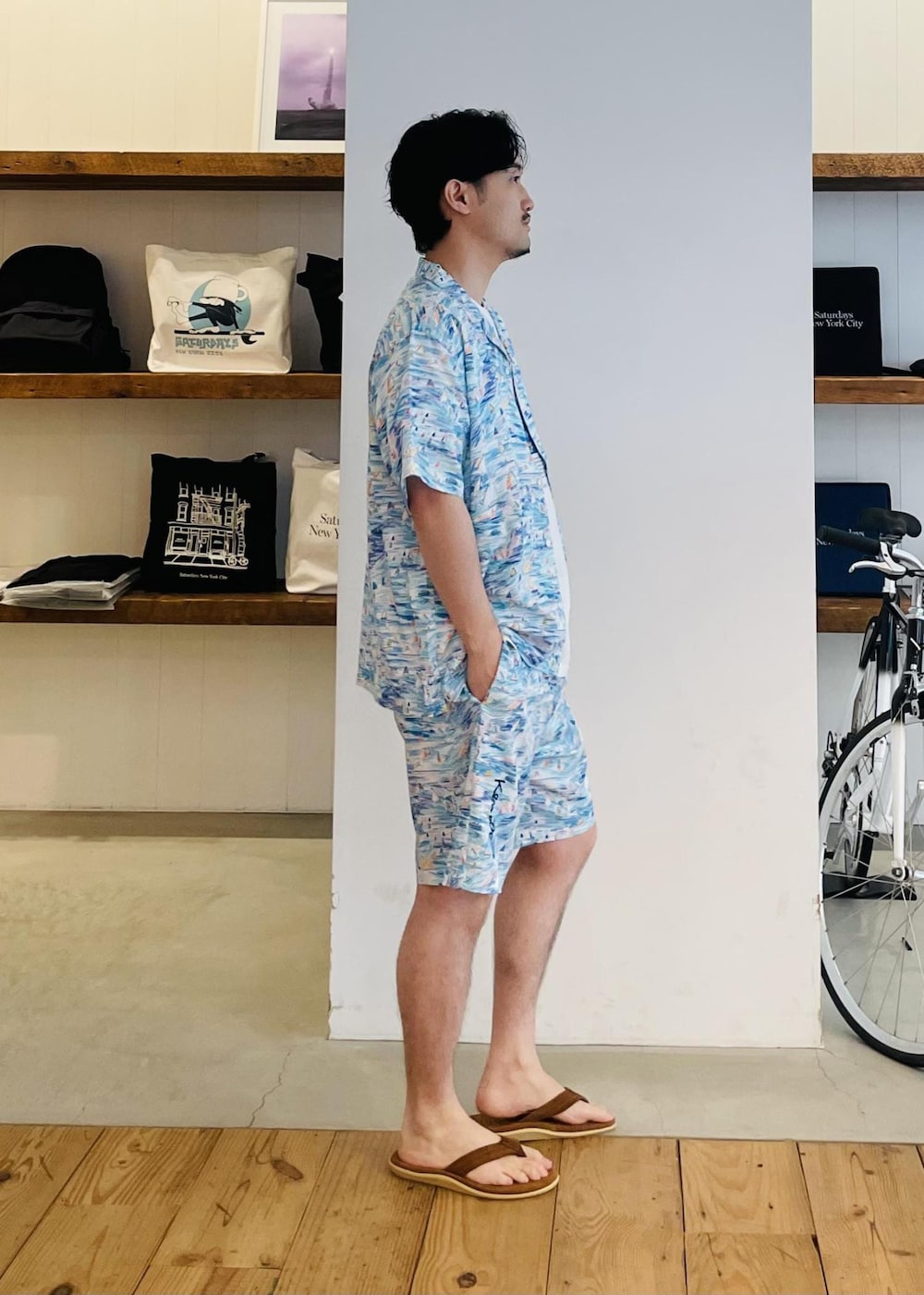 ブルー系のシャツ/ブラウス、ホワイト系のTシャツ/カットソー、ブルー系のその他パンツを着用したメンズの春コーディネートの4枚目の写真