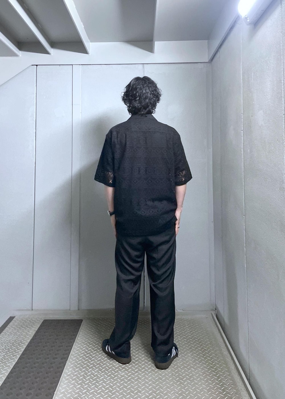 ブラック系のスラックス、ブラック系のシャツ/ブラウスを着用したメンズの夏コーディネートの3枚目の写真