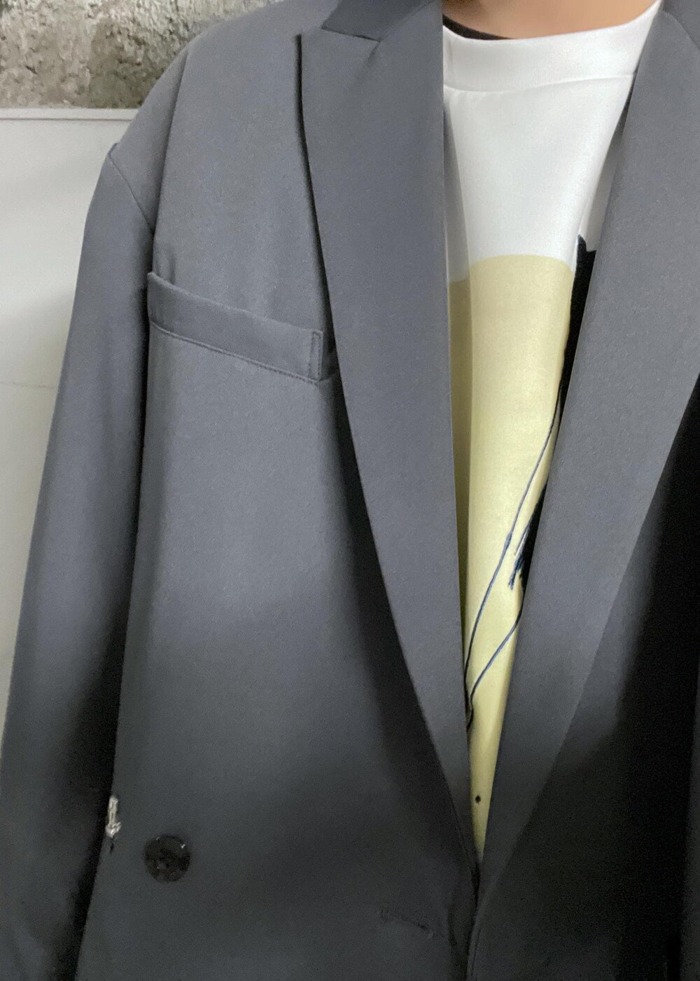 グレー系のカーゴパンツ、グレー系のテーラードジャケットを着用したメンズの冬コーディネートの5枚目の写真