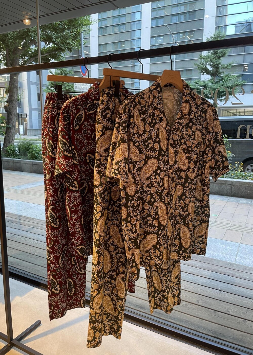 グリーン系のシャツ/ブラウス、グリーン系のその他パンツを着用したメンズの夏コーディネートの7枚目の写真