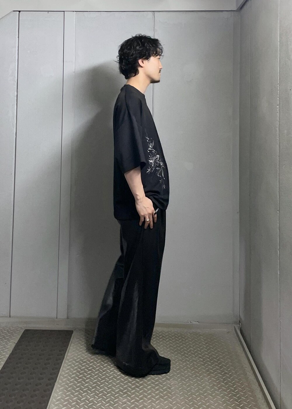 ブラック系のTシャツ/カットソー、ブラック系のその他パンツを着用したメンズの夏コーディネートの3枚目の写真