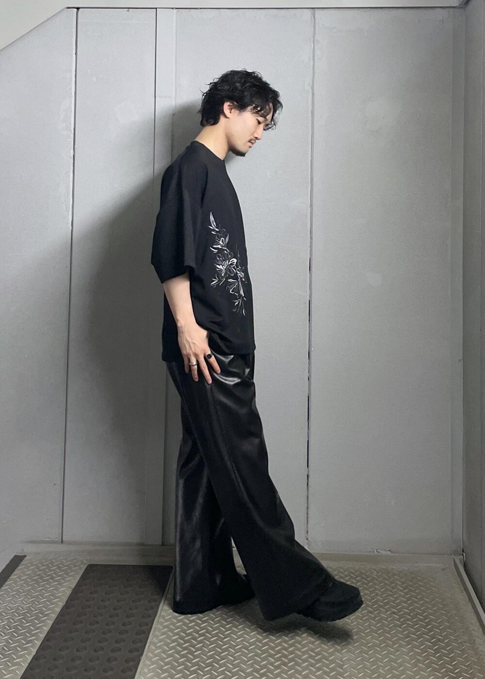 ブラック系のTシャツ/カットソー、ブラック系のその他パンツを着用したメンズの夏コーディネートの4枚目の写真