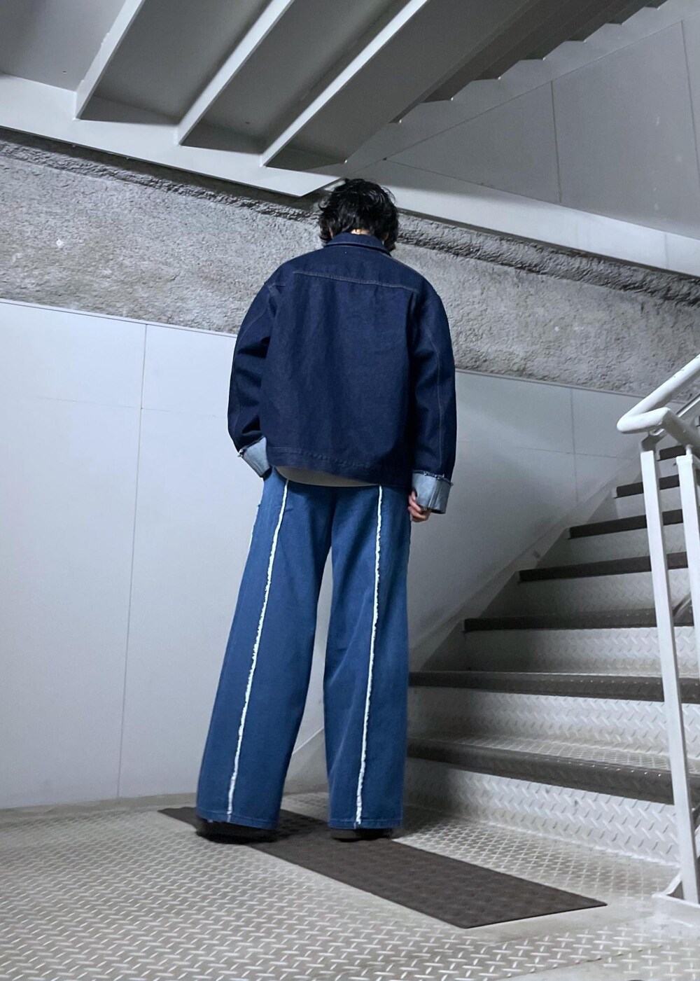 ブルー系のブルゾン、グレー系のスウェットを着用したメンズの冬コーディネートの2枚目の写真