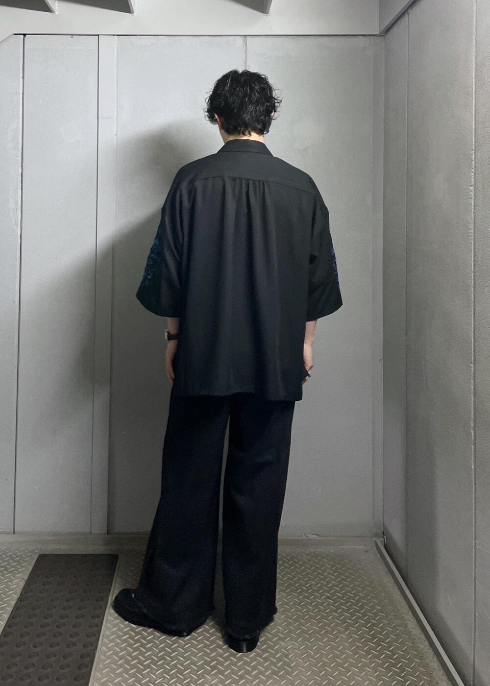 ブラック系のシャツ/ブラウス、ブラック系のTシャツ/カットソー、ブラック系のデニムパンツを着用したメンズの夏コーディネートの3枚目の写真