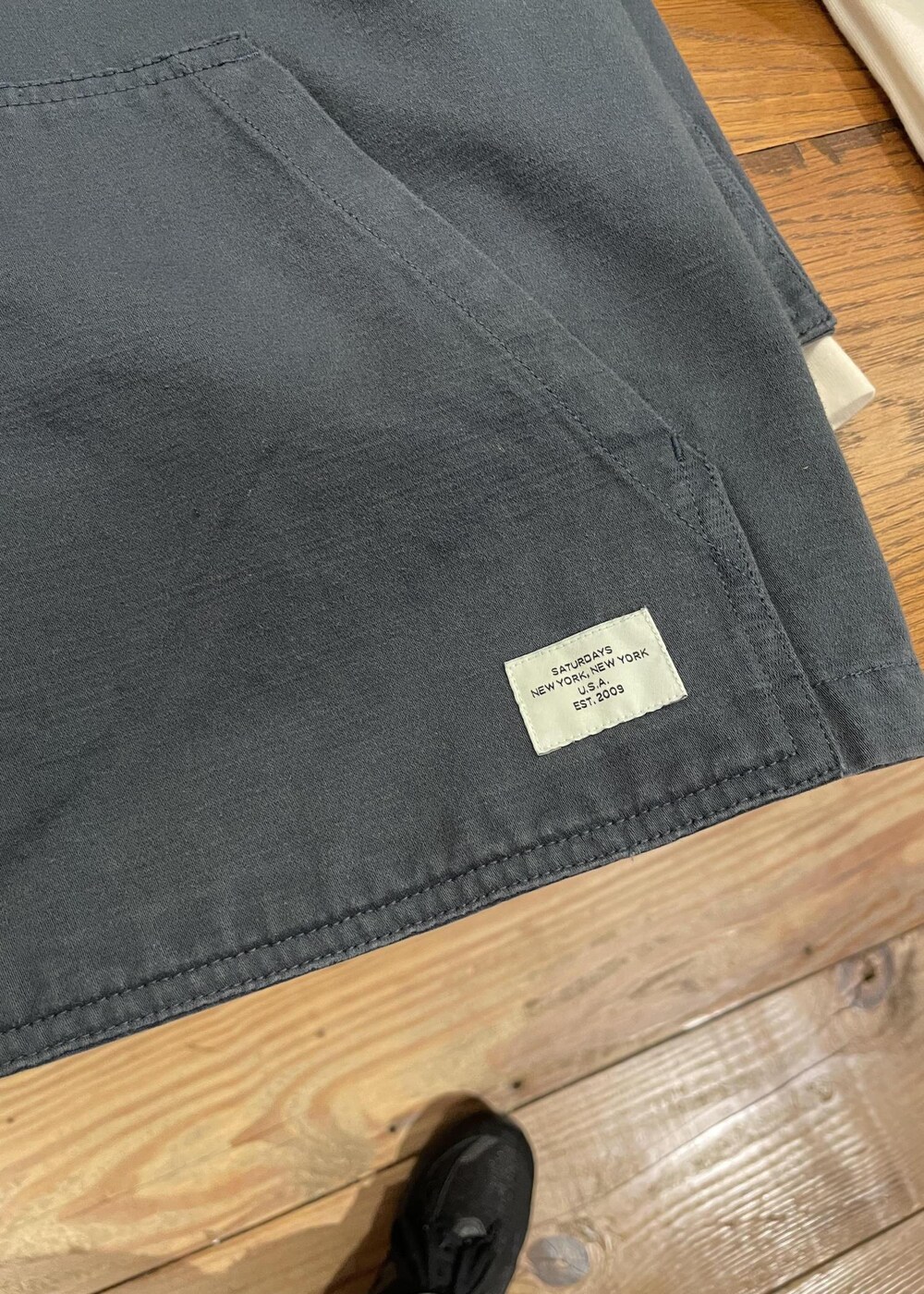 ホワイト系のTシャツ/カットソー、グレー系のその他パンツ、ブルー系のその他アウターを着用したメンズの春コーディネートの8枚目の写真