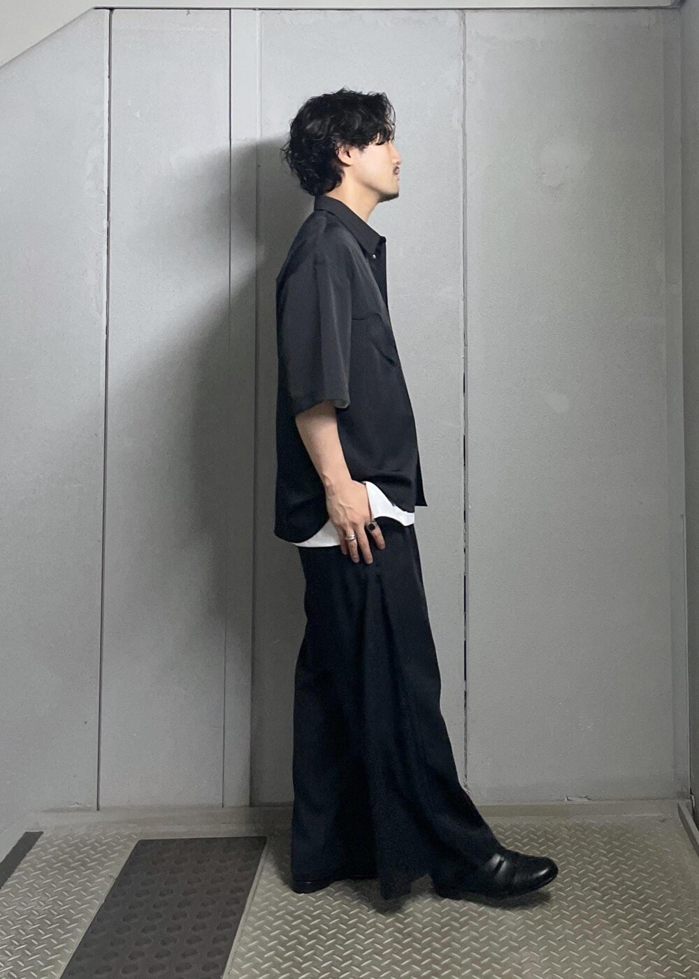 ホワイト系のTシャツ/カットソー、ブラック系のその他パンツ、ブラック系のシャツ/ブラウスを着用したメンズの夏コーディネートの2枚目の写真