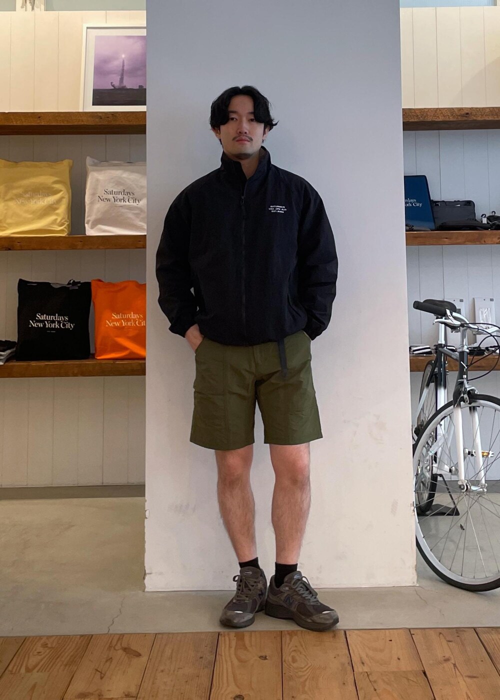 ブラック系のブルゾン、ホワイト系のTシャツ/カットソー、グリーン系のその他パンツを着用したメンズの春コーディネートの7枚目の写真