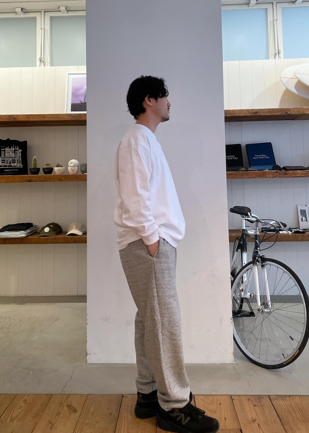 ホワイト系のTシャツ/カットソー、ブラック系のブルゾン、グレー系のその他パンツを着用したメンズの春コーディネートの6枚目の写真