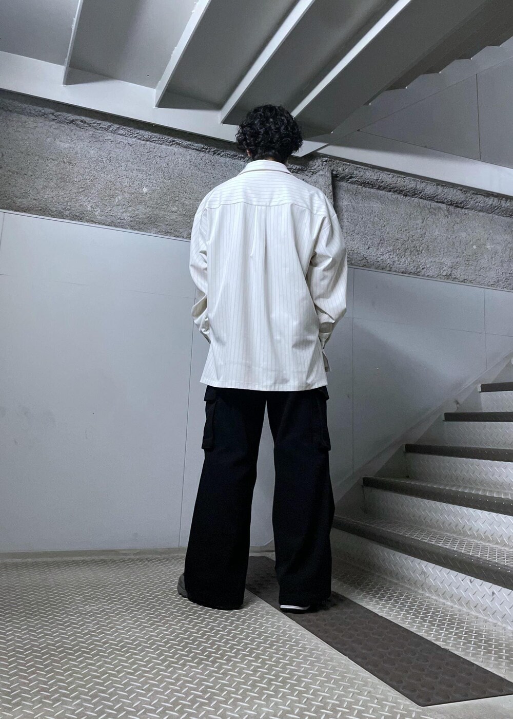 ブラック系のカーゴパンツ、ホワイト系のシャツ/ブラウスを着用したメンズの春コーディネートの5枚目の写真