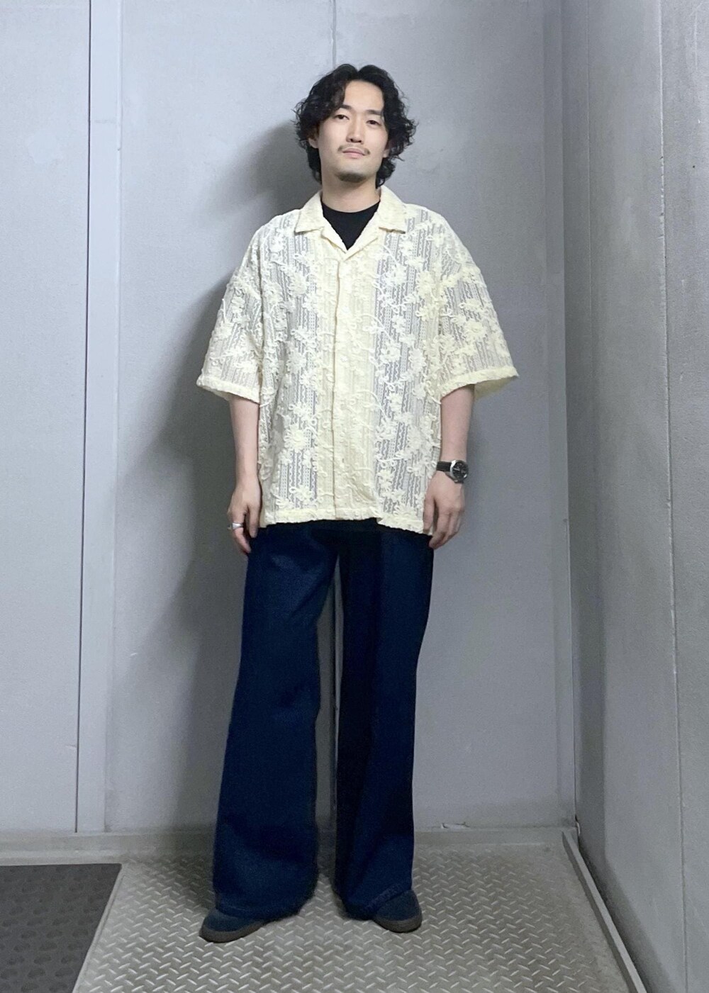 ブラック系のデニムパンツ、ホワイト系のシャツ/ブラウスを着用したメンズの夏コーディネートの5枚目の写真