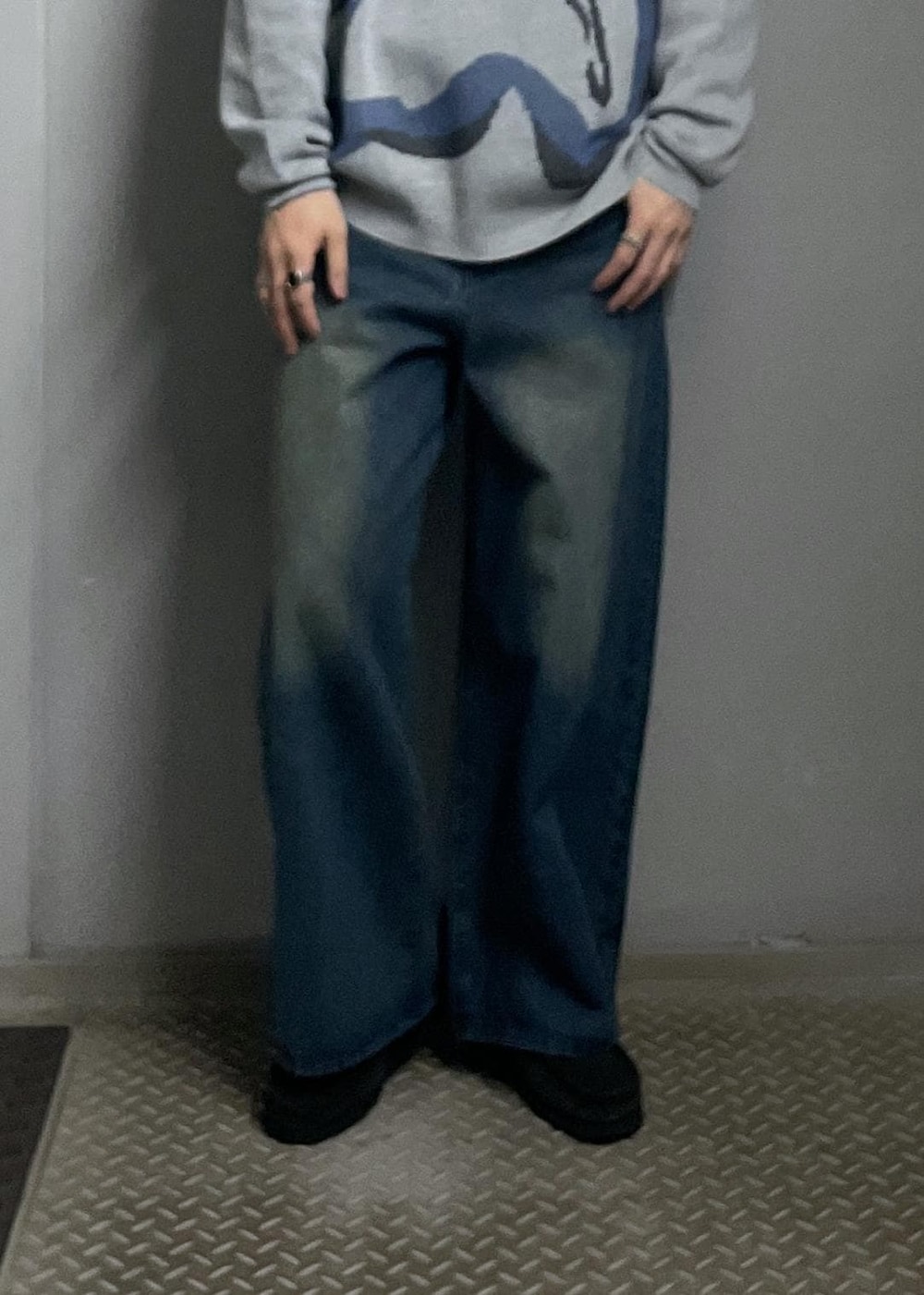 ブルー系のデニムパンツ、ブルー系のデニムジャケット、グレー系のニット/セーターを着用したメンズの冬コーディネートの8枚目の写真