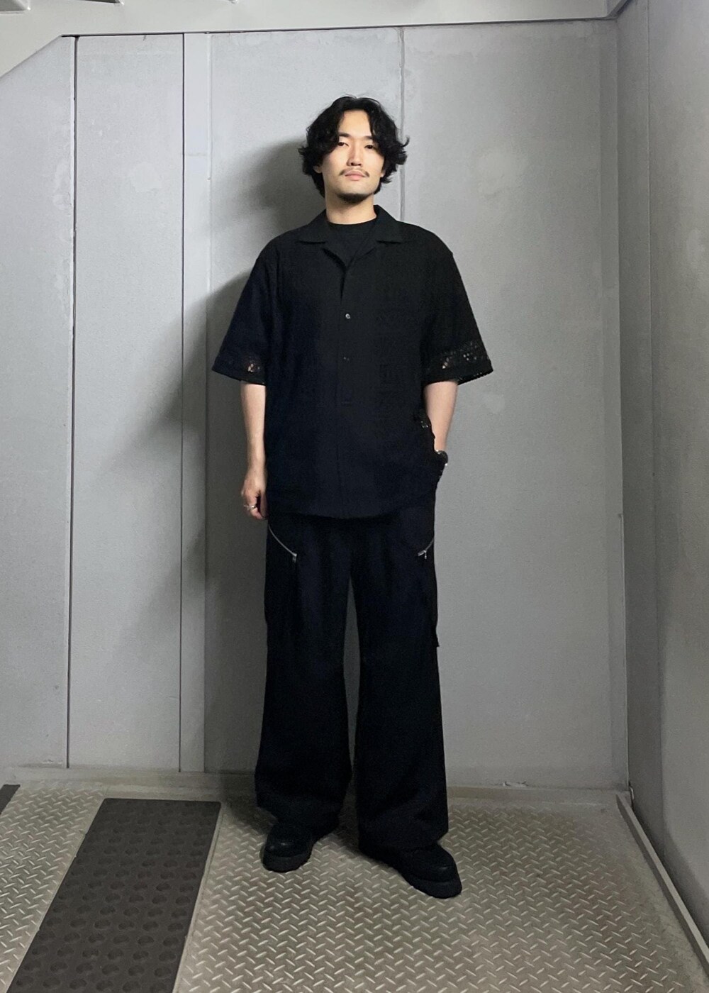 ブラック系のシャツ/ブラウス、ブラック系のカーゴパンツを着用したメンズの秋コーディネートの2枚目の写真