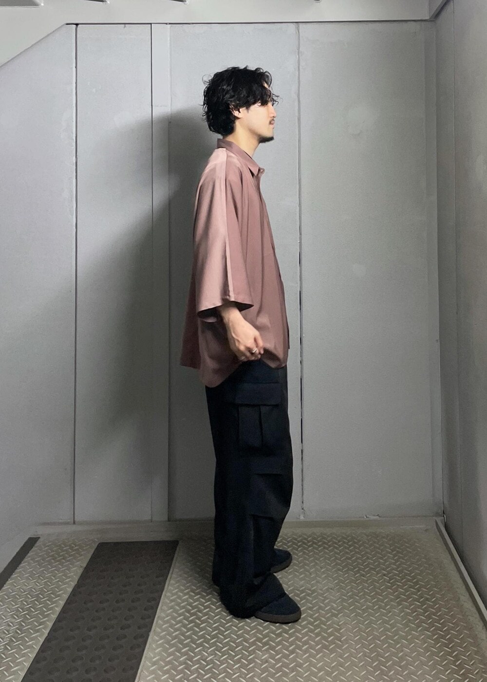 ピンク系のシャツ/ブラウス、ブラック系のカーゴパンツを着用したメンズの夏コーディネートの2枚目の写真