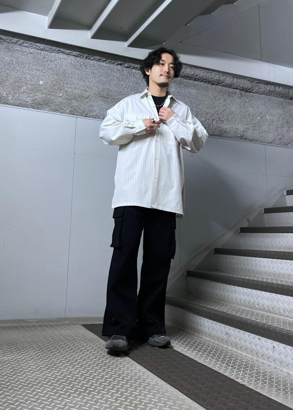 ブラック系のカーゴパンツ、ホワイト系のシャツ/ブラウスを着用したメンズの春コーディネートの4枚目の写真