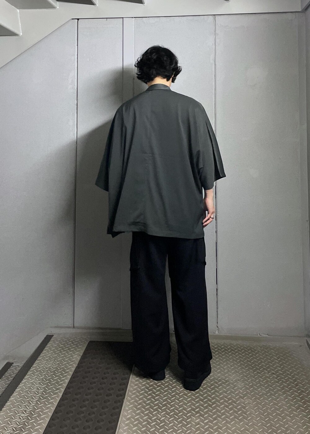 グレー系のシャツ/ブラウス、ブラック系のカーゴパンツを着用したメンズの秋コーディネートの5枚目の写真