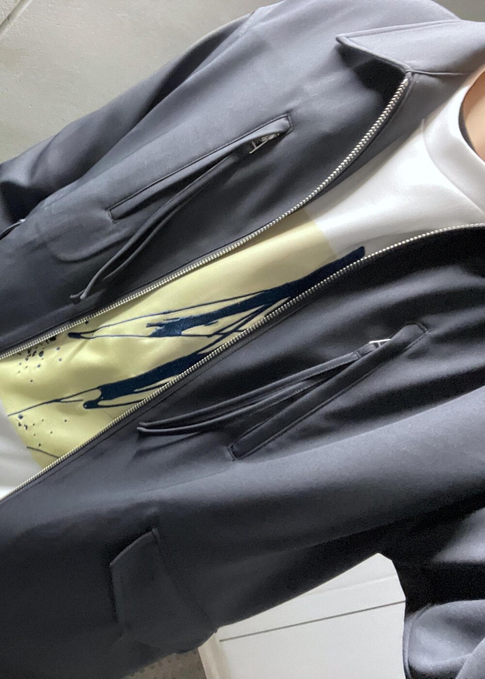 グレー系のブルゾン、グレー系のカーゴパンツを着用したメンズの冬コーディネートの5枚目の写真