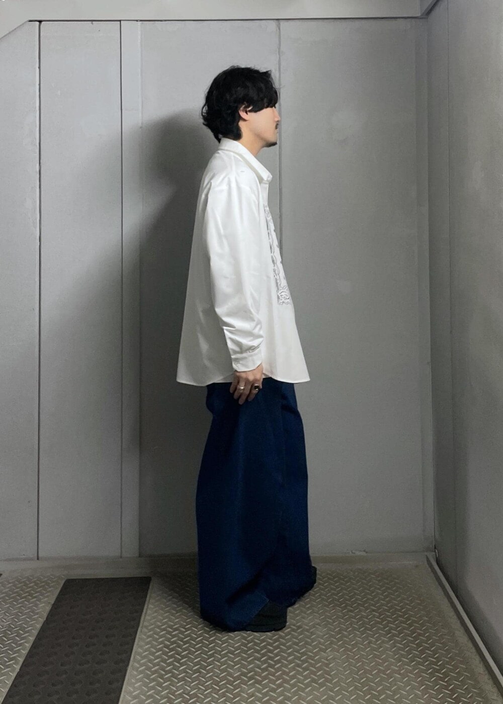 ブルー系のデニムパンツを着用したメンズの冬コーディネートの4枚目の写真