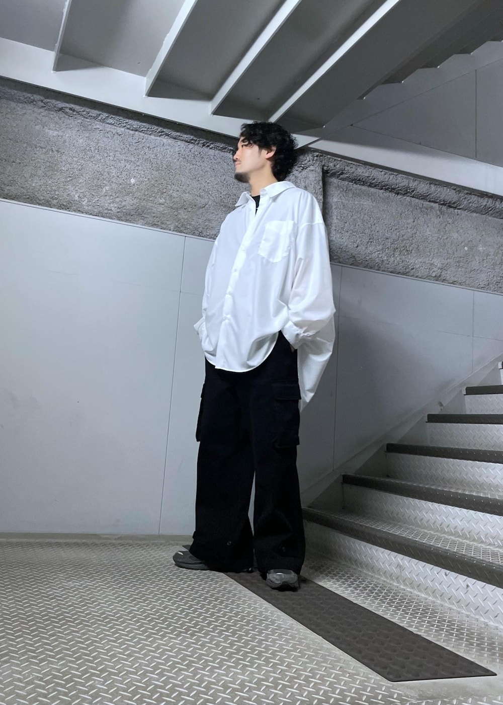 ブラック系のカーゴパンツ、ホワイト系のシャツ/ブラウスを着用したメンズの春コーディネートの2枚目の写真