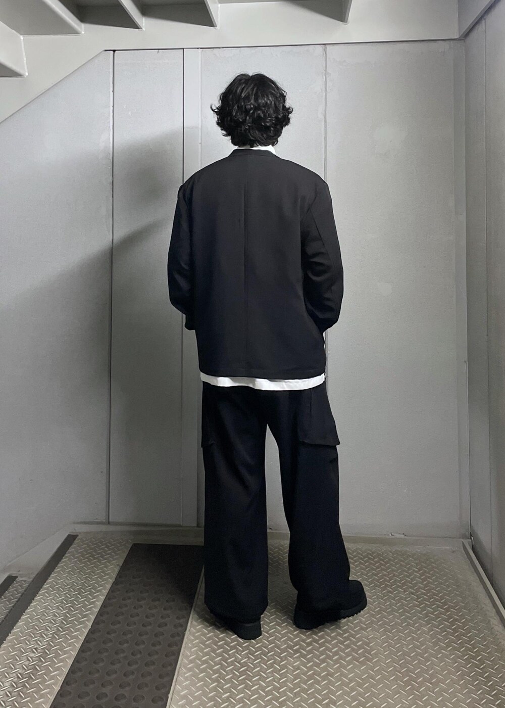 ホワイト系のシャツ/ブラウス、グレー系のノーカラージャケット、ブラック系のカーゴパンツを着用したメンズの秋コーディネートの4枚目の写真