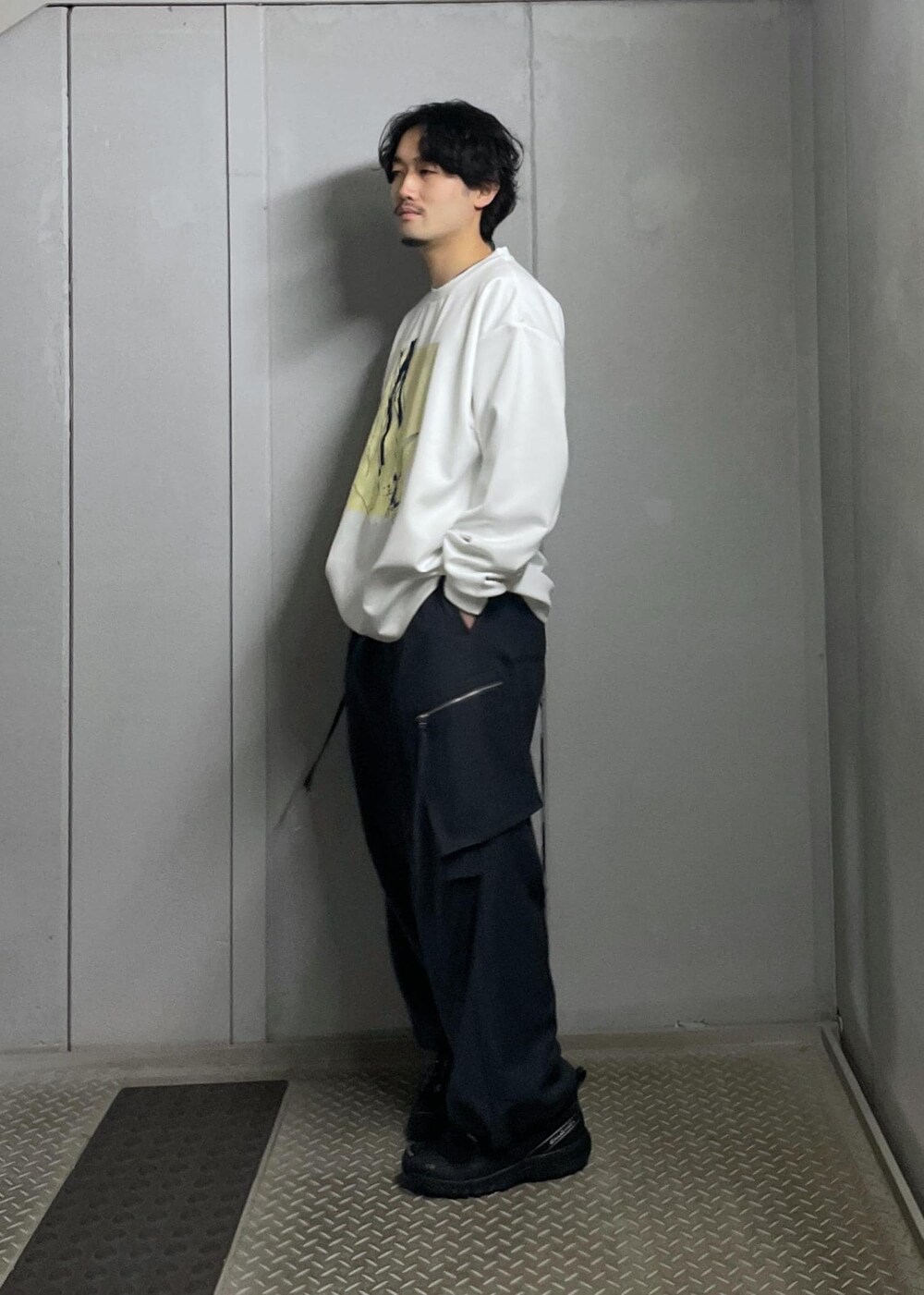 グレー系のブルゾン、グレー系のカーゴパンツを着用したメンズの冬コーディネートの7枚目の写真