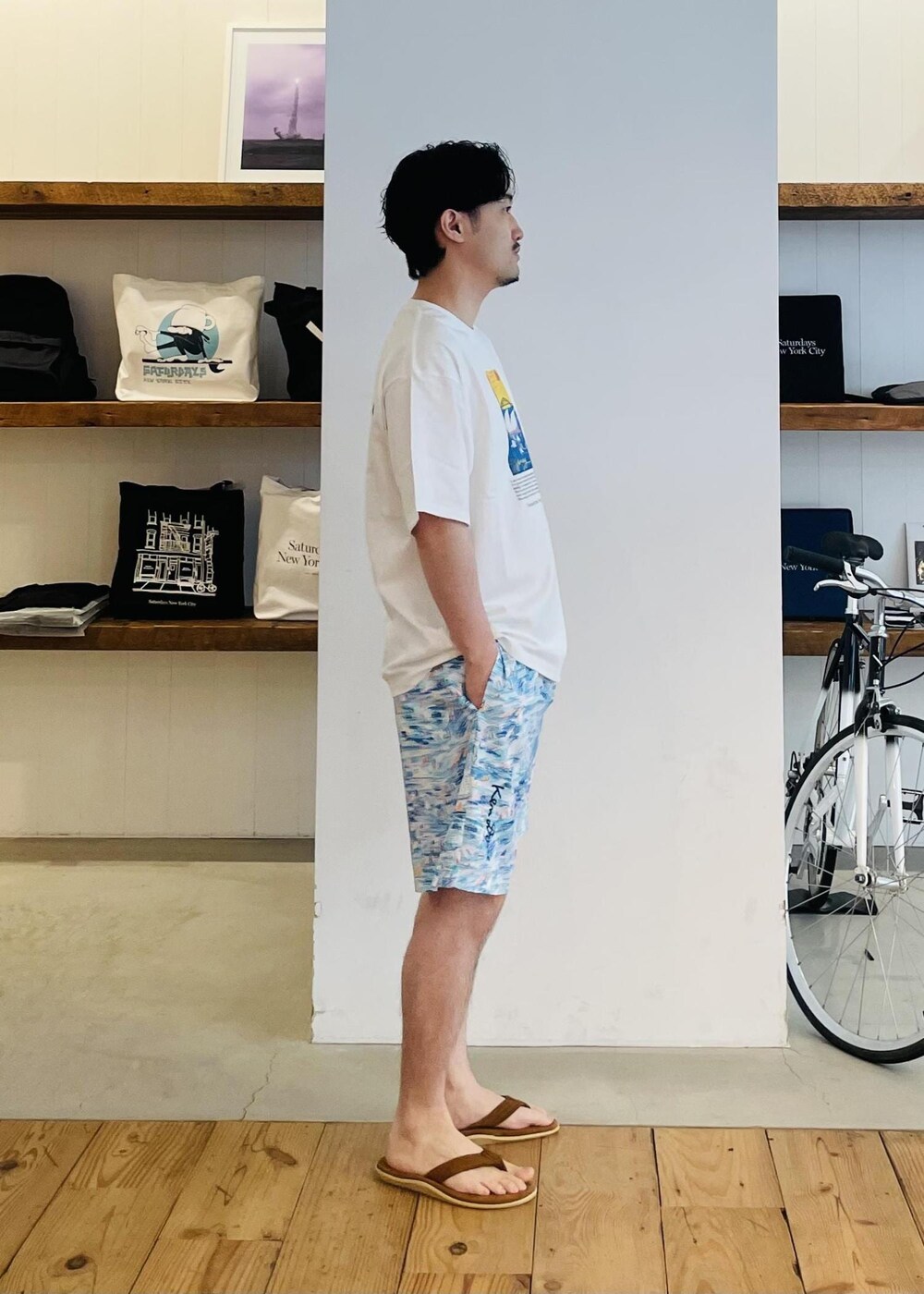 ホワイト系のTシャツ/カットソー、ブルー系のその他パンツを着用したメンズの春コーディネートの2枚目の写真