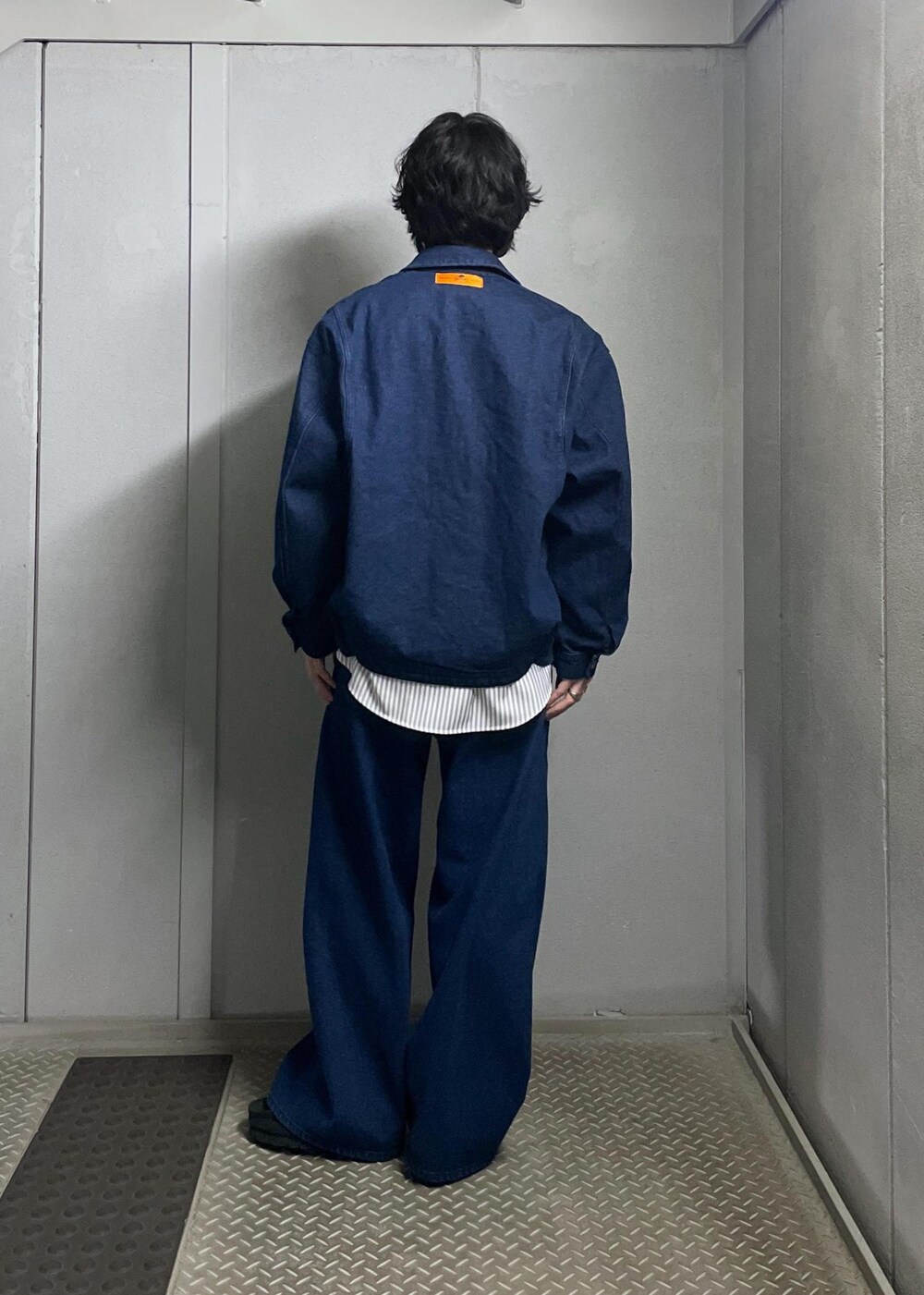 グレー系のシャツ/ブラウス、ブルー系のデニムジャケット、ブルー系のデニムパンツを着用したメンズの冬コーディネートの4枚目の写真