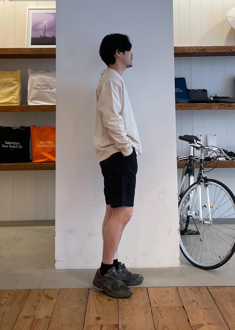 ホワイト系のTシャツ/カットソー、ブラック系のその他パンツ、ホワイト系のシャツ/ブラウスを着用したメンズの春コーディネートの8枚目の写真