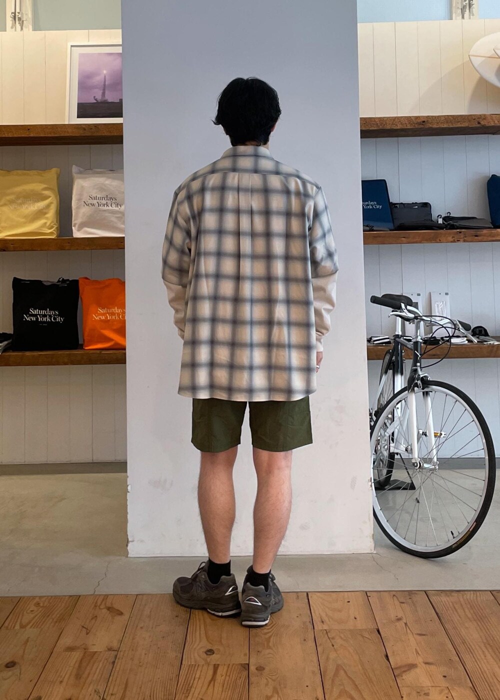 ホワイト系のTシャツ/カットソー、ブラック系のその他パンツ、ホワイト系のシャツ/ブラウスを着用したメンズの春コーディネートの4枚目の写真