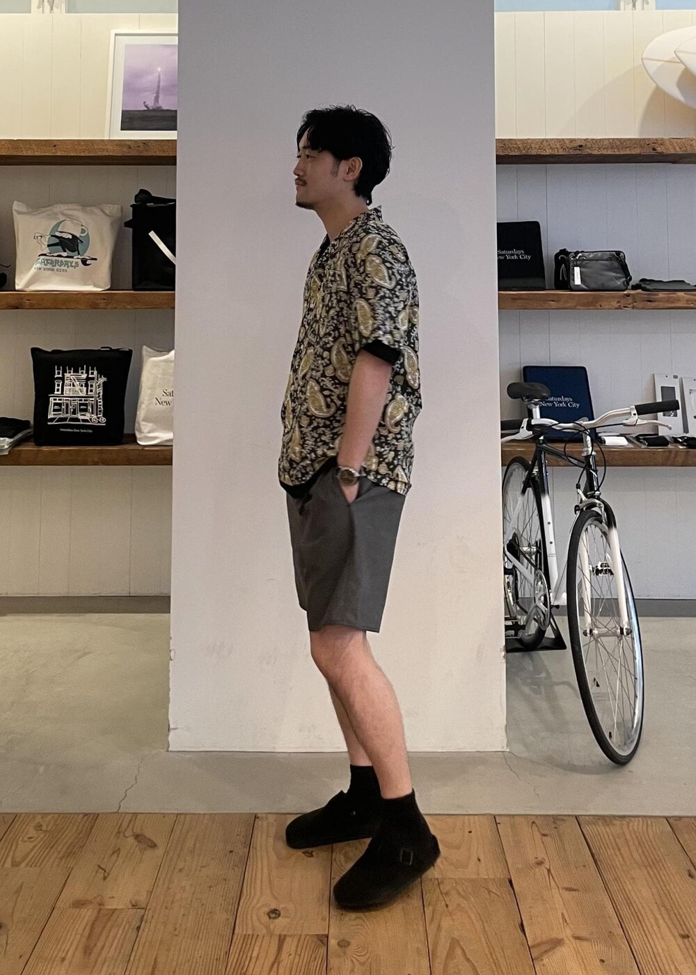 グリーン系のシャツ/ブラウス、グレー系のその他パンツを着用したメンズの夏コーディネートの2枚目の写真