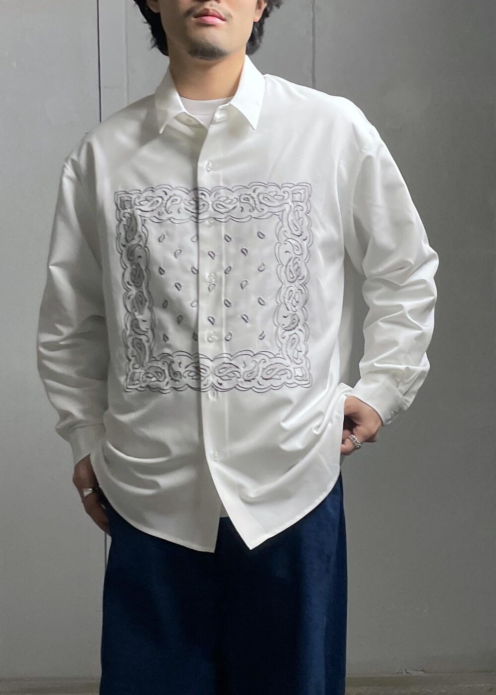 ブルー系のデニムパンツを着用したメンズの冬コーディネートの6枚目の写真