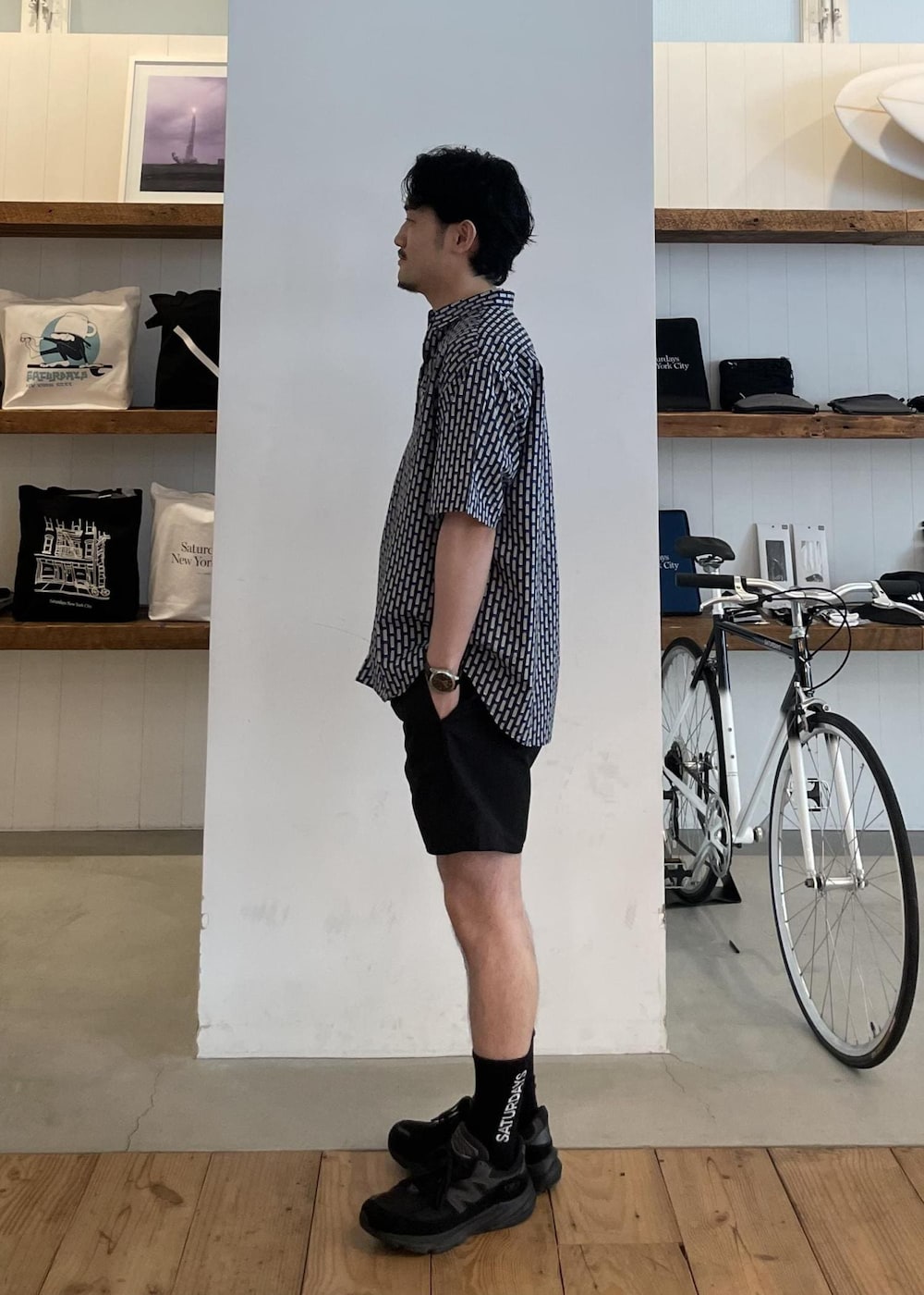 ブラック系のソックス/靴下を着用したメンズの春コーディネートの2枚目の写真