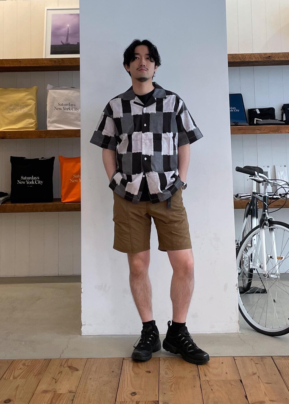 ブラック系のシャツ/ブラウス、ブラウン系のその他パンツを着用したメンズの春コーディネートの6枚目の写真