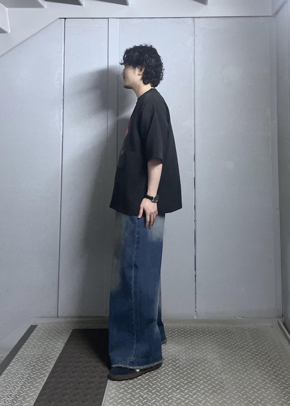 ブルー系のデニムパンツ、ブラック系のTシャツ/カットソーを着用したメンズの春コーディネートの2枚目の写真