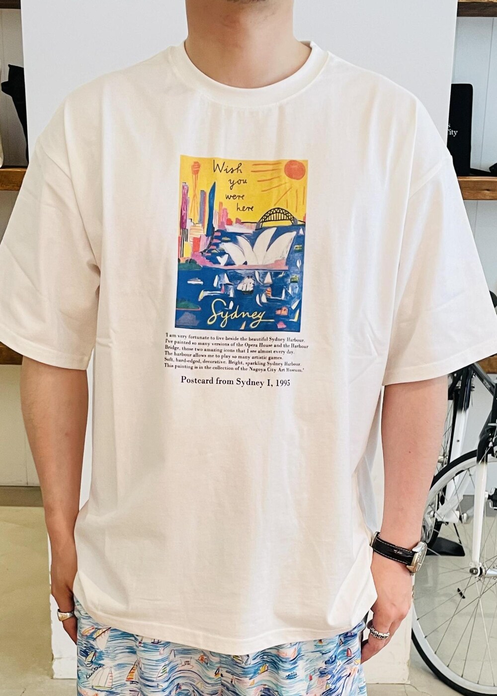 ホワイト系のTシャツ/カットソー、ブルー系のその他パンツを着用したメンズの春コーディネートの5枚目の写真