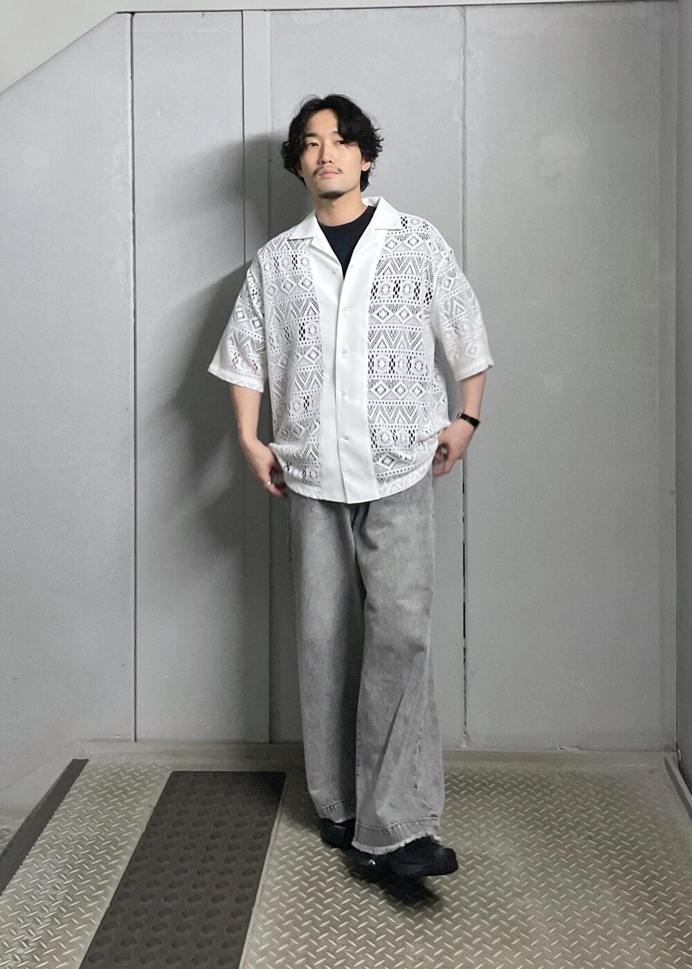 グレー系のデニムパンツ、ホワイト系のシャツ/ブラウスを着用したメンズの夏コーディネートの4枚目の写真
