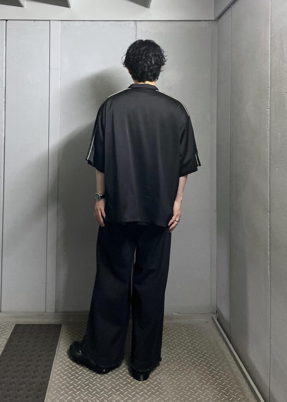 ブラック系のシャツ/ブラウス、ブラック系のTシャツ/カットソー、ブラック系のデニムパンツを着用したメンズの夏コーディネートの3枚目の写真