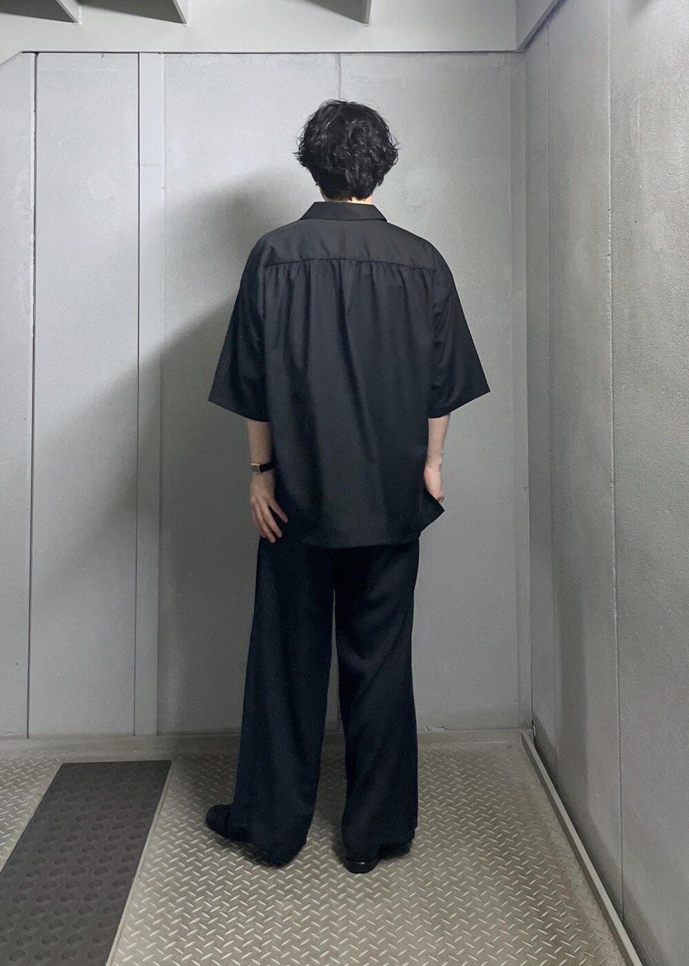 ホワイト系のTシャツ/カットソー、ブラック系のシャツ/ブラウス、ブラック系のその他パンツを着用したメンズの夏コーディネートの3枚目の写真