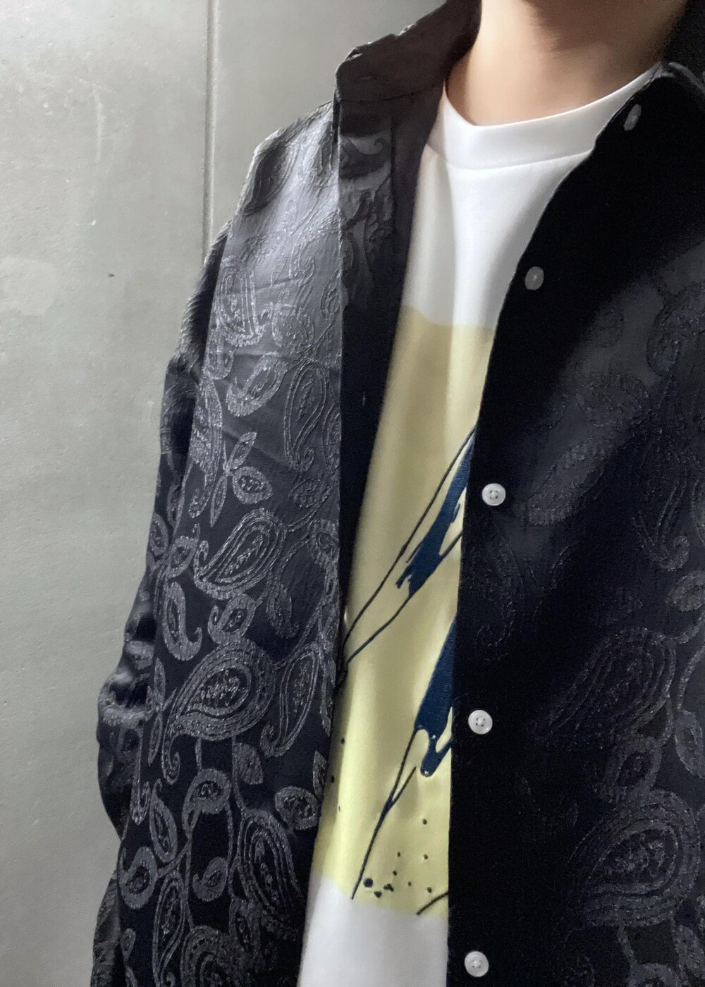 グレー系のカーゴパンツを着用したメンズの冬コーディネートの6枚目の写真