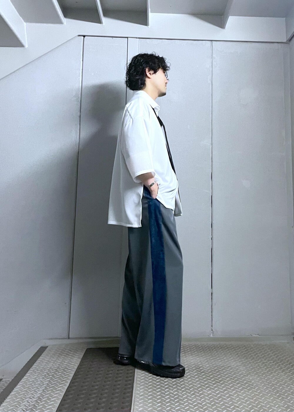 ホワイト系のシャツ/ブラウス、グレー系のスラックスを着用したメンズの夏コーディネートの2枚目の写真