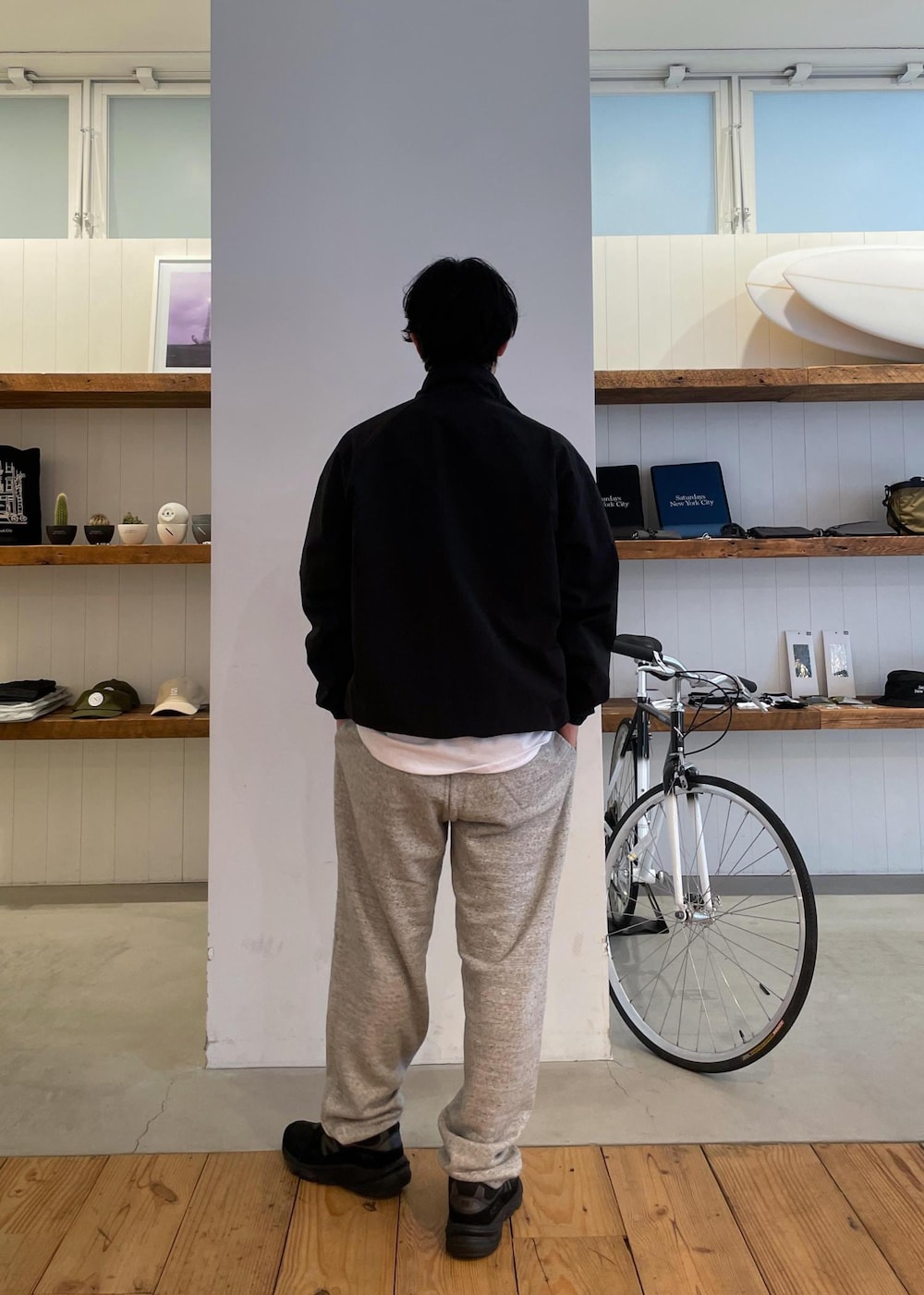 ホワイト系のTシャツ/カットソー、ブラック系のブルゾン、グレー系のその他パンツを着用したメンズの春コーディネートの3枚目の写真