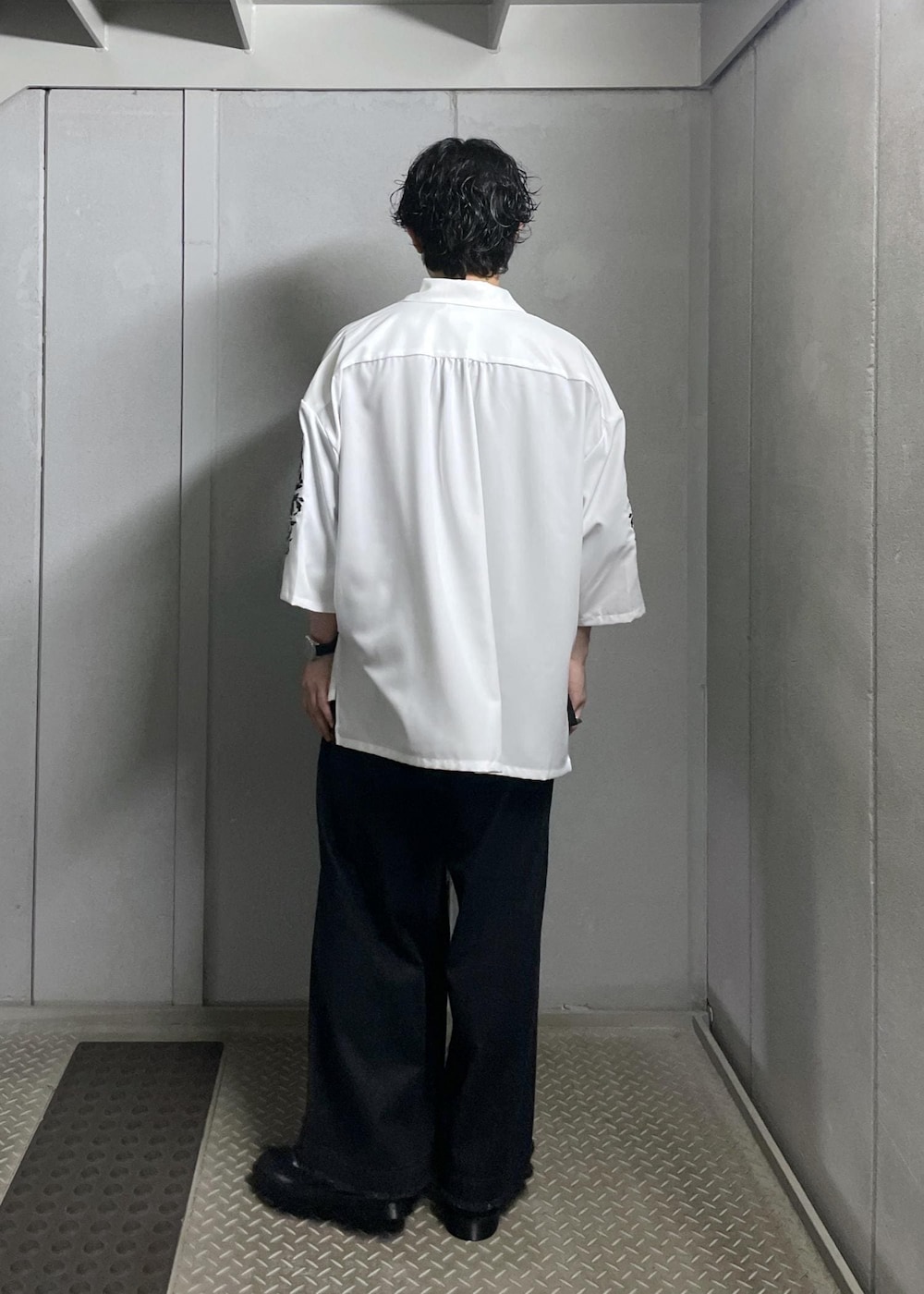 ホワイト系のシャツ/ブラウス、ブラック系のTシャツ/カットソー、ブラック系のデニムパンツを着用したメンズの夏コーディネートの3枚目の写真