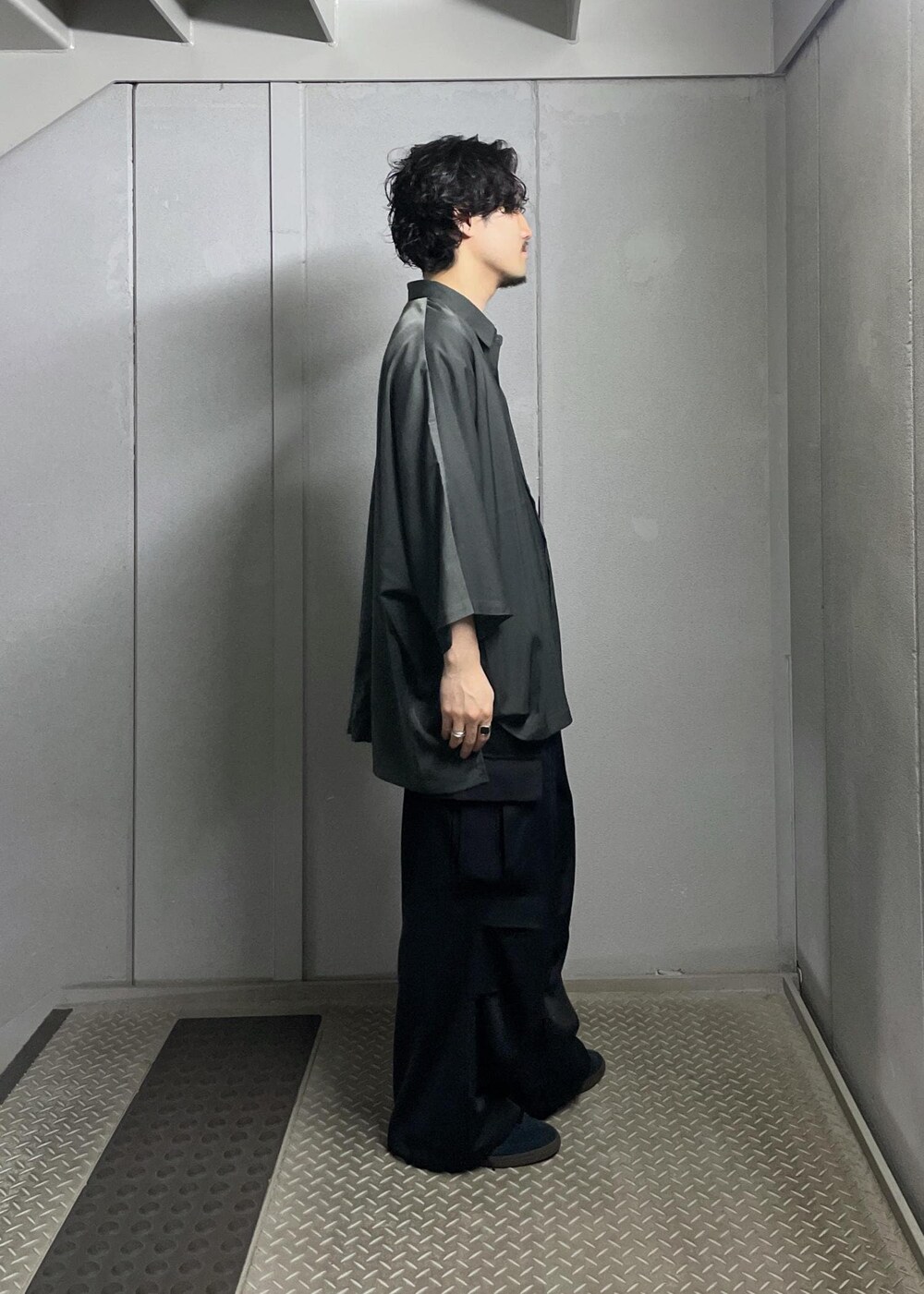 グレー系のシャツ/ブラウス、ブラック系のカーゴパンツを着用したメンズの夏コーディネートの2枚目の写真